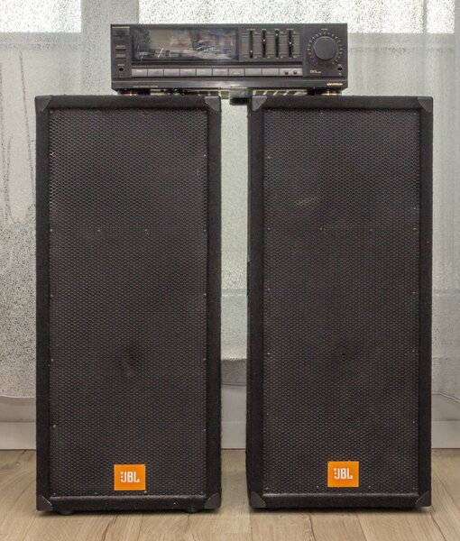 Aplificator Universum 2x100W + boxe